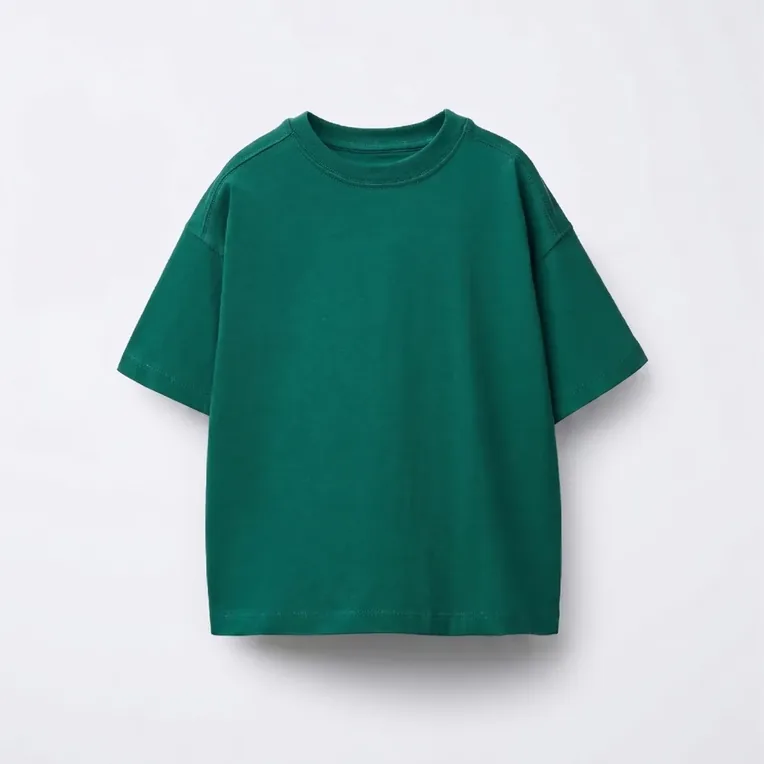 Camiseta verde oversize em fundo claro